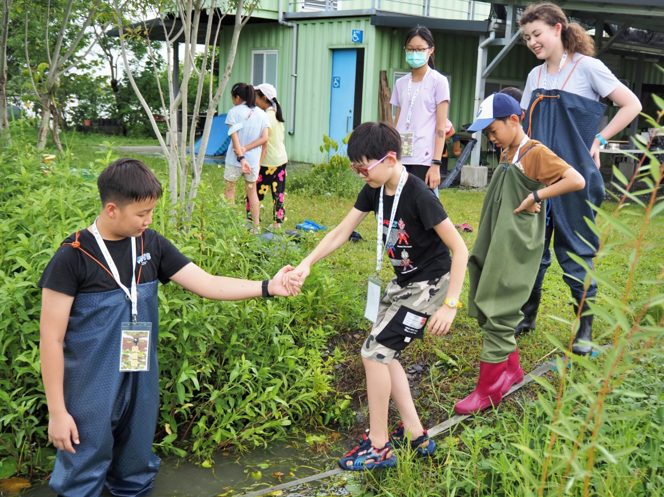 活動第二天在美濃湖水雉棲地，體驗水上走繩活動 /自管處提供